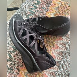 Women’s adorable Bzees Sapphire Gladiator black slip-on sandals. Size 8W.